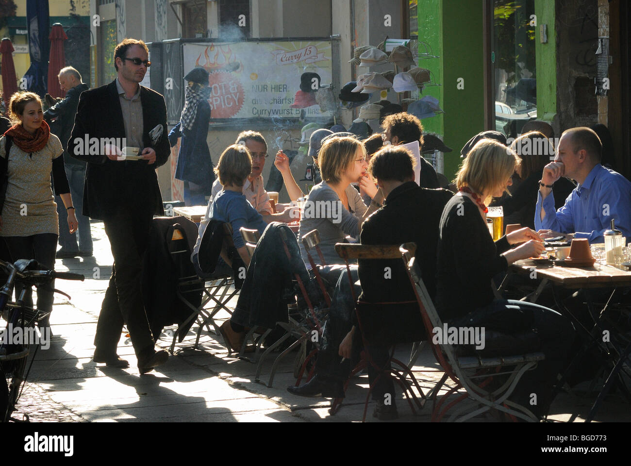 Tipico di Prenzlauer Berg street scene. Caffè e ristoranti, passanti. Kastanienallee, quartiere Prenzlauer Berg di Berlino, Germania. Foto Stock