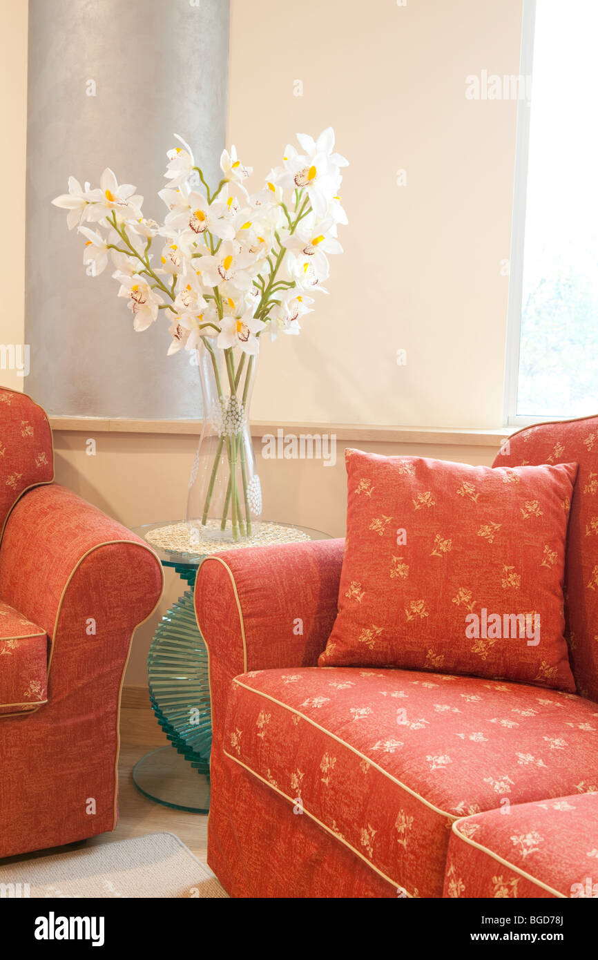 Classici divani di velluto in colore arancio dettaglio Foto Stock