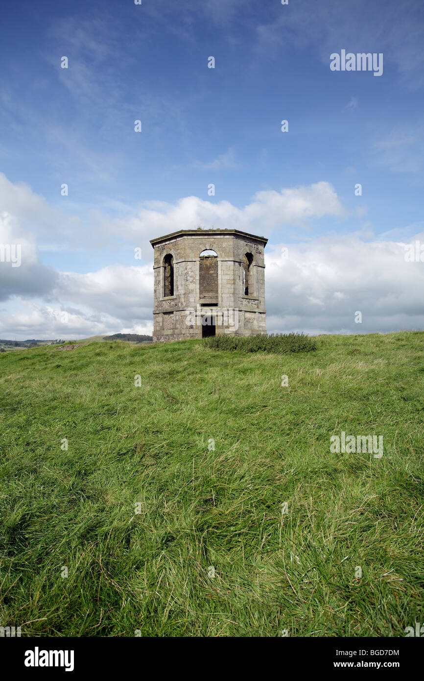 Resti del castello Semple tempio, o torre di caccia, costruita nel settecento tra Howwood e Lochwinnoch Renfrewshire, Scotland, Regno Unito Foto Stock