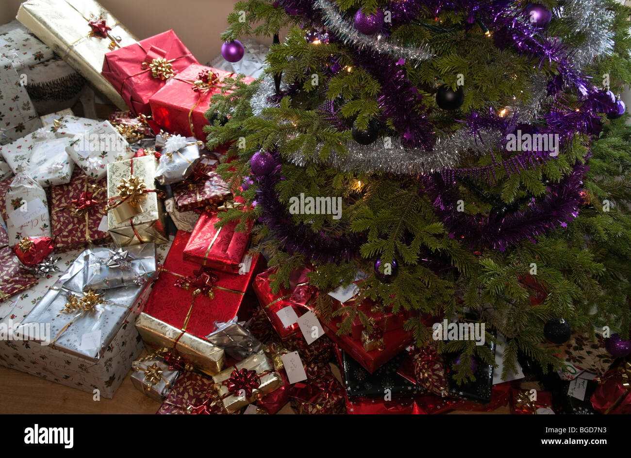 Regali Di Natale Per La Famiglia.Regali Di Natale Grande Gruppo Di Presenta Pronto Per La Famiglia Il Giorno Di Natale Regno Unito Con Albero Di Natale Foto Stock Alamy