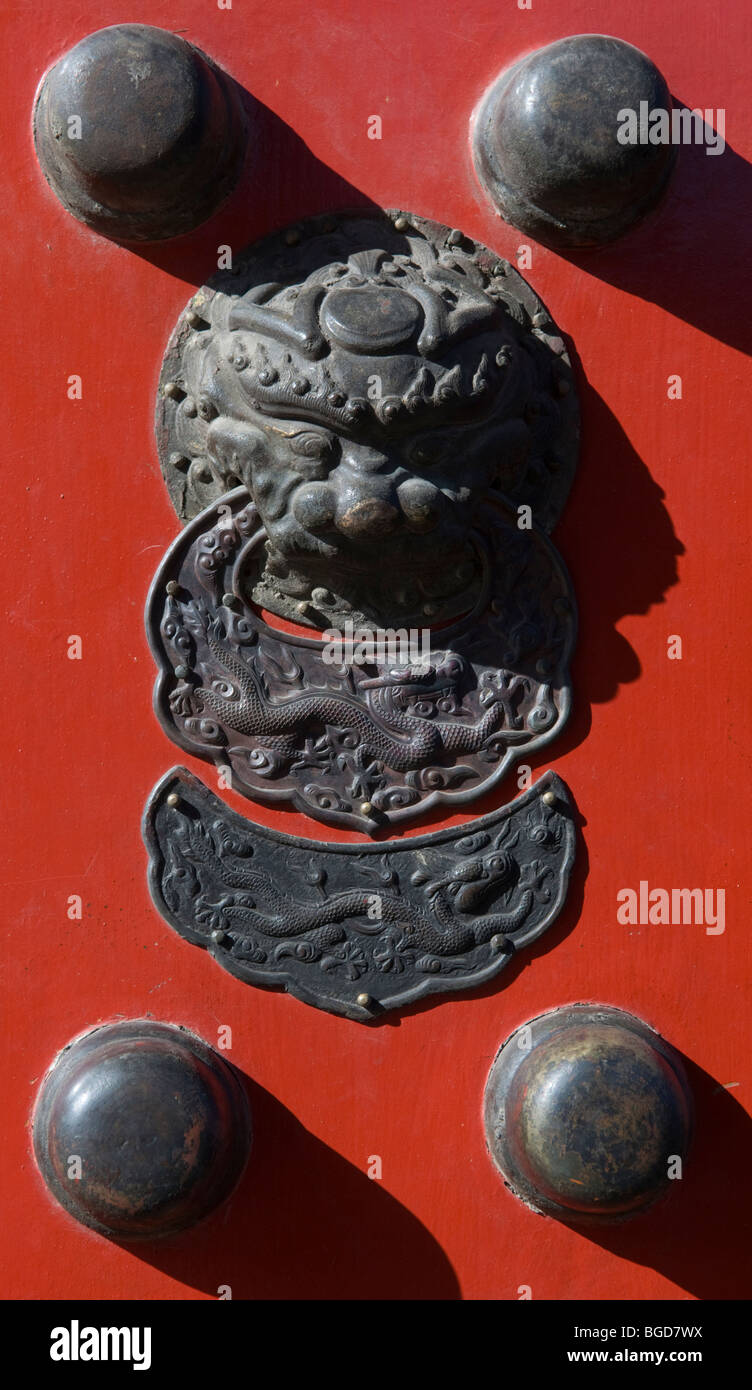 Dettaglio di un cancello rosso alla Città Proibita di Pechino CINA Foto Stock