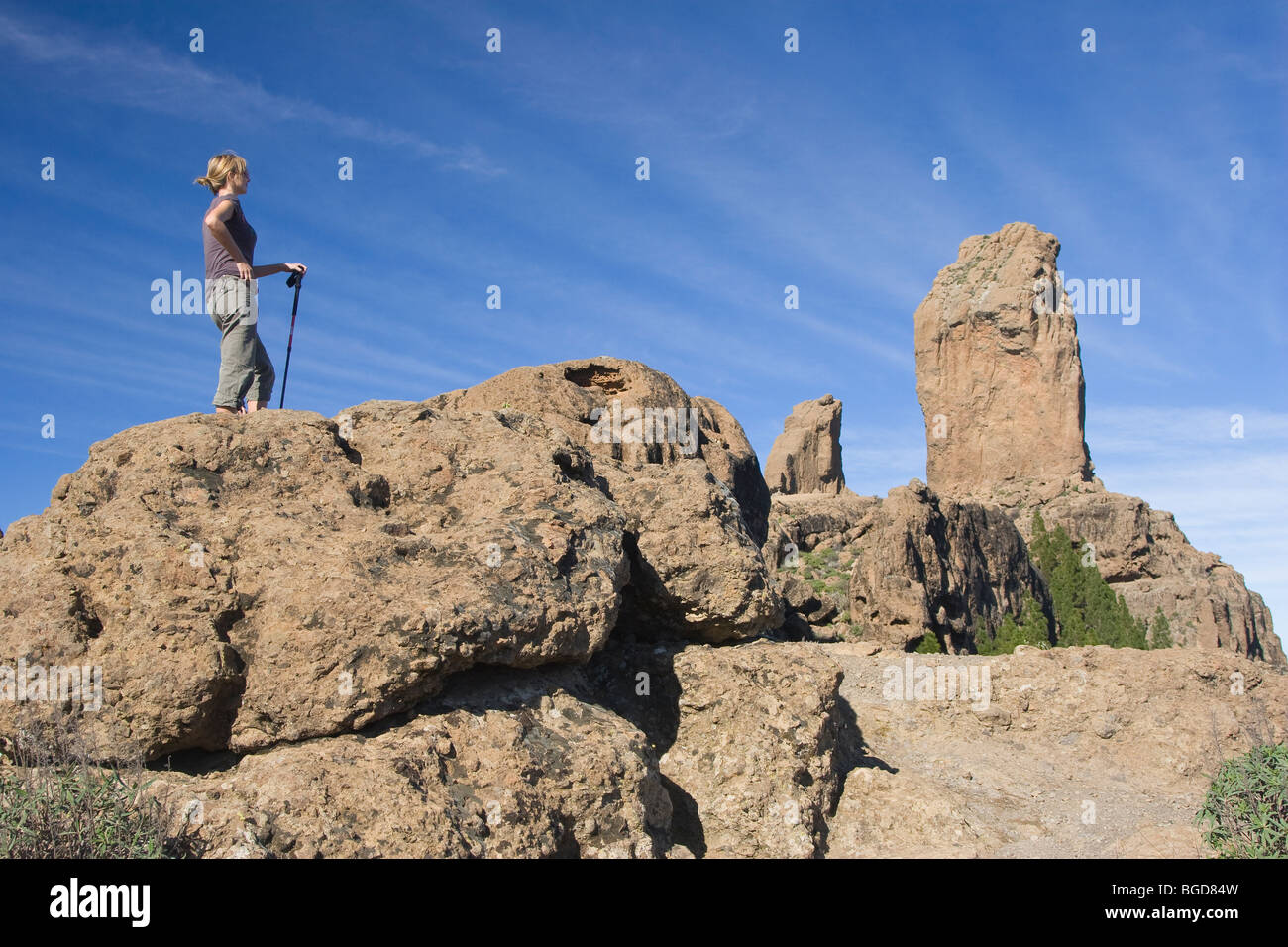 Escursionismo in Gran Canaria con Roque Nublo in background Foto Stock