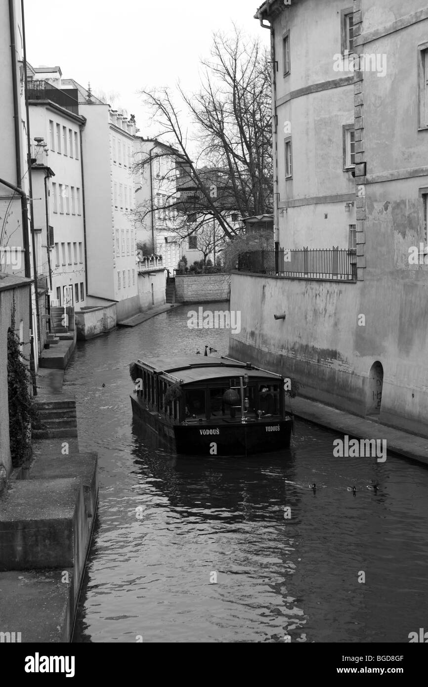 Imbarcazione turistica presso la piccola Venezia. Praga Foto Stock