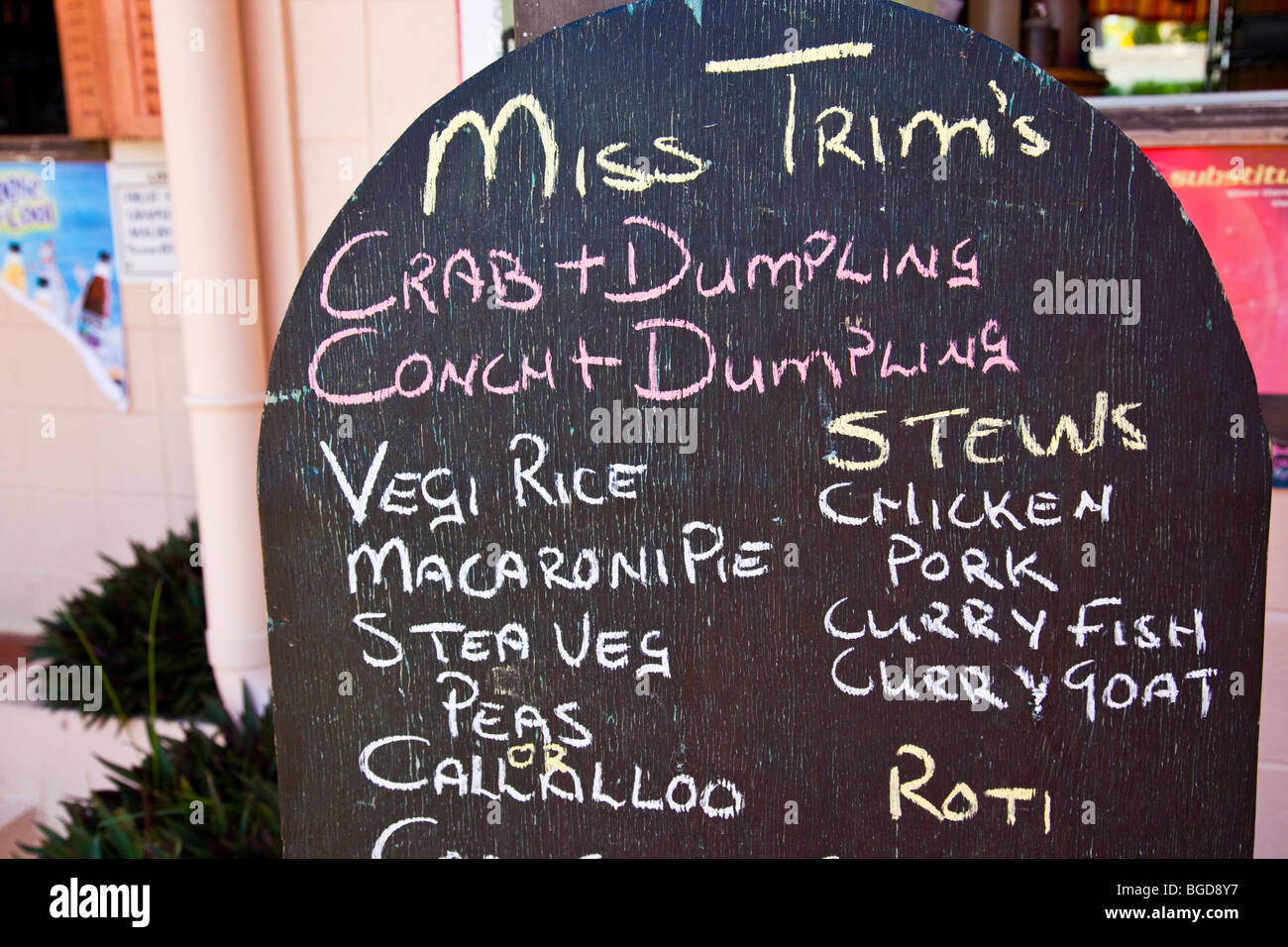 Cibo locale menu a perdere del rivestimento del ristorante Shack in Store Bay sull'isola di Tobago Foto Stock
