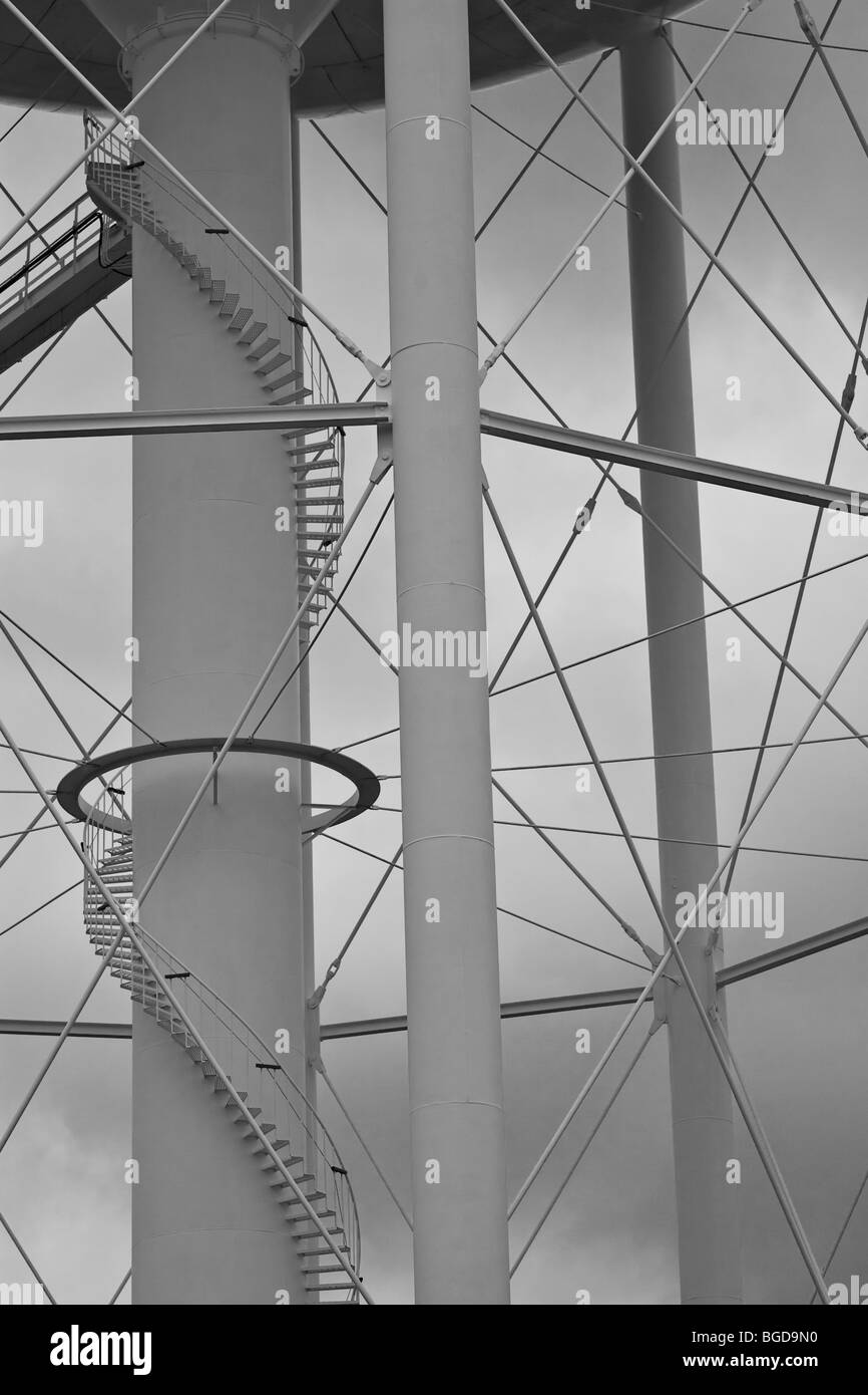 Le colonne di supporto al di sotto di un water tower, compresa la scala a chiocciola che conduce in cima. Foto Stock