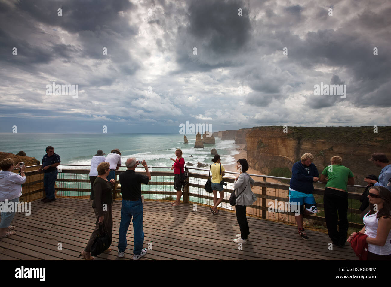 I turisti a bordo a piedi a dodici Apostoli. South West Victoria, Australia. Foto Stock