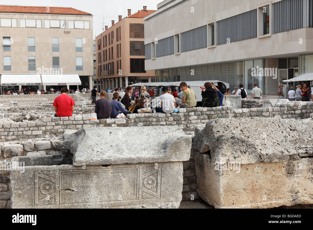 Foro Romano e moderni edifici, vecchia citta di Zara, Dalmazia, Croazia, Europa Foto Stock