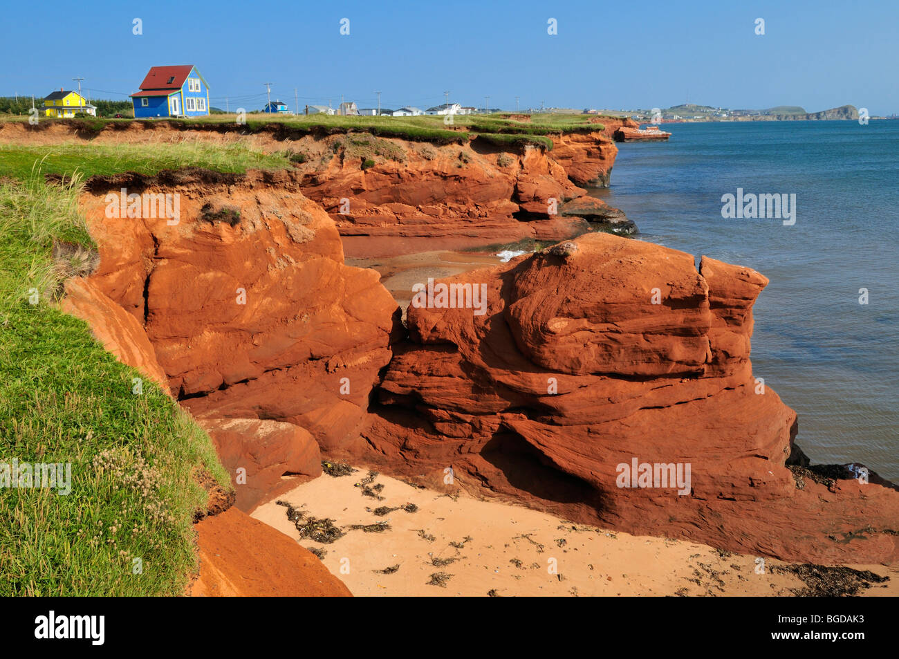 Scogliere rosso presso La Grande Echouerie, Ile du Cap aux Meules, Iles de la Madeleine, le isole della Maddalena, Québec Maritime Canada, Nort Foto Stock