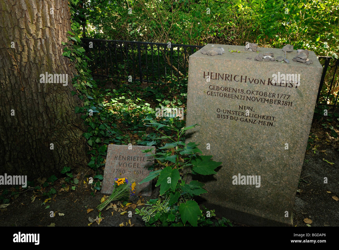 Tomba di Heinrich von Kleist (1777 -1810), il famoso poeta tedesco e il drammaturgo e Henriette Vogel al lago Wannsee a Berlino. Foto Stock