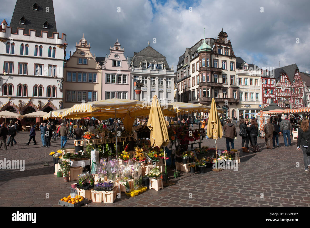 Le bancarelle del mercato sulla piazza del mercato principale, Trier, Renania-Palatinato, Germania, Europa Foto Stock
