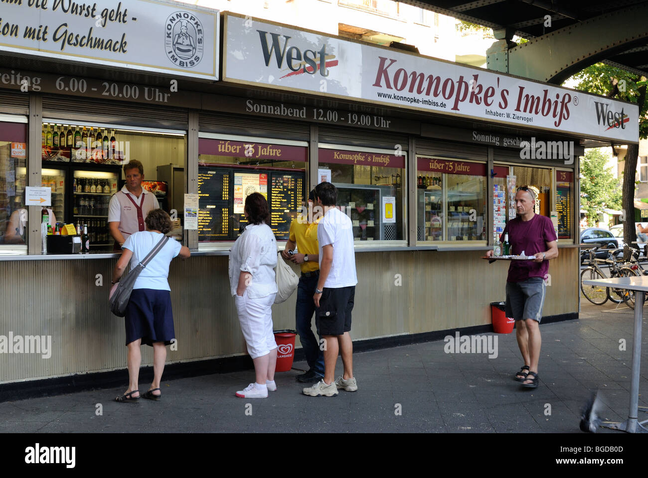 La Konnopke Imbiss, il più famoso e primo Currywurst stand Schonhauser Allee 44, quartiere Prenzlauer Berg di Berlino. Germania. Foto Stock