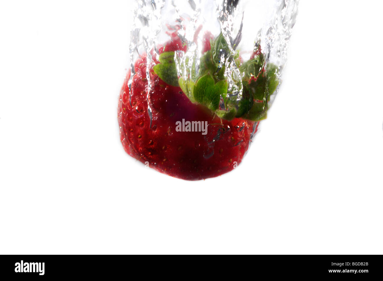 Spruzzi di fragole in acqua Foto Stock