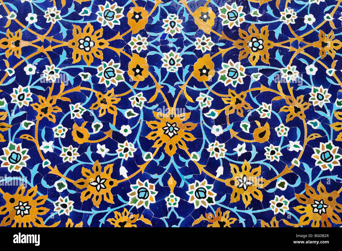 Colorate piastrelle di maiolica ad una moschea in Ardabil, Iran, Persia, Asia Foto Stock