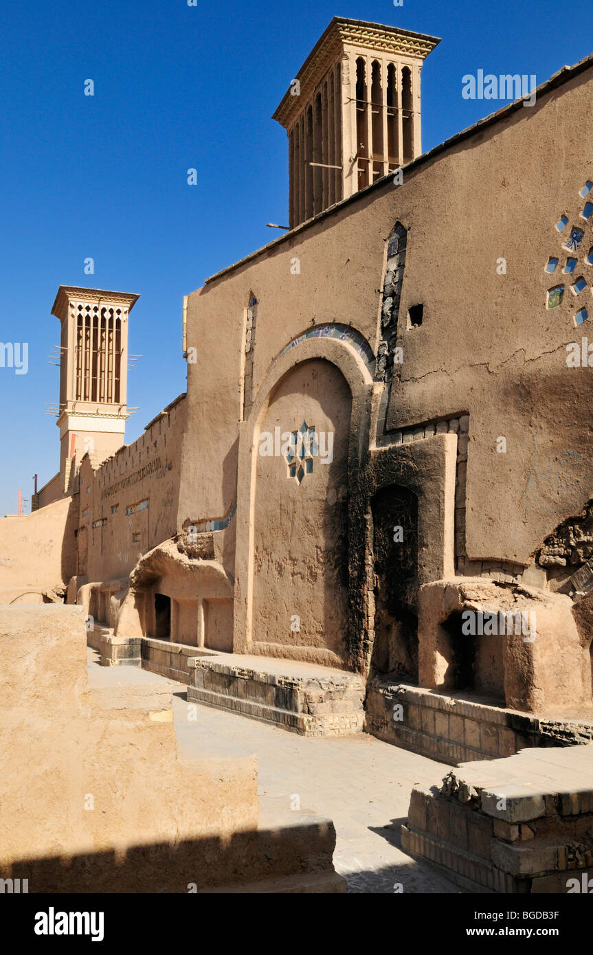Adobe edificio con windtower nella storica città di Yazd, Sito Patrimonio Mondiale dell'UNESCO, in Iran, in Persia, in Asia Foto Stock