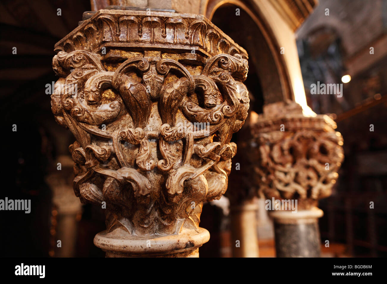 Capitale sotto il pulpito, Cattedrale di San Lorenzo, Katedrala Sv. Lovre, Trogir, Dalmazia, Croazia, Europa Foto Stock