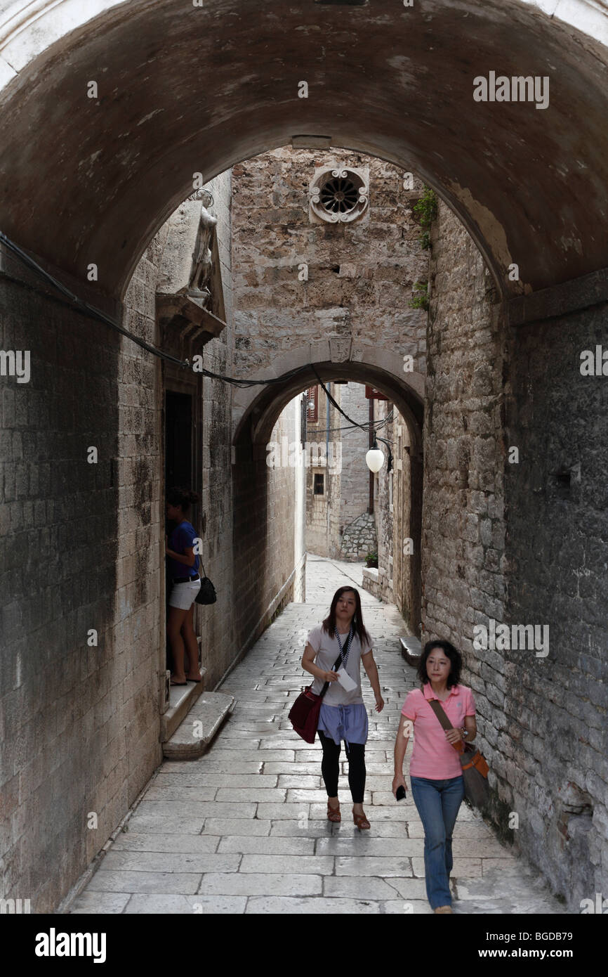 Turisti asiatici in un vecchio town lane, Sibenik, Dalmazia, Adriatico, Croazia, Europa Foto Stock