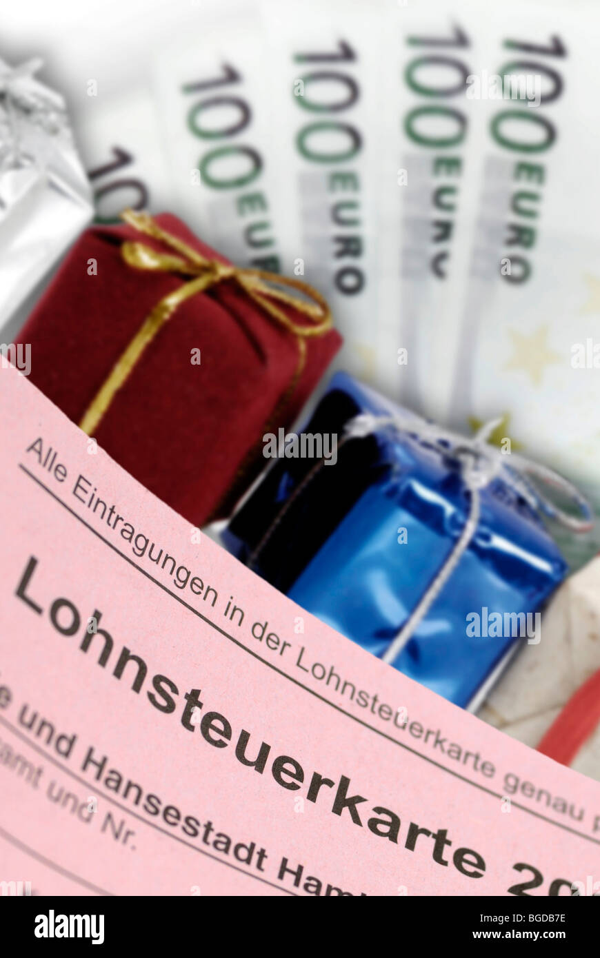 Scheda fiscale, doni e delle banconote, immagine simbolica di omaggi fiscale Foto Stock