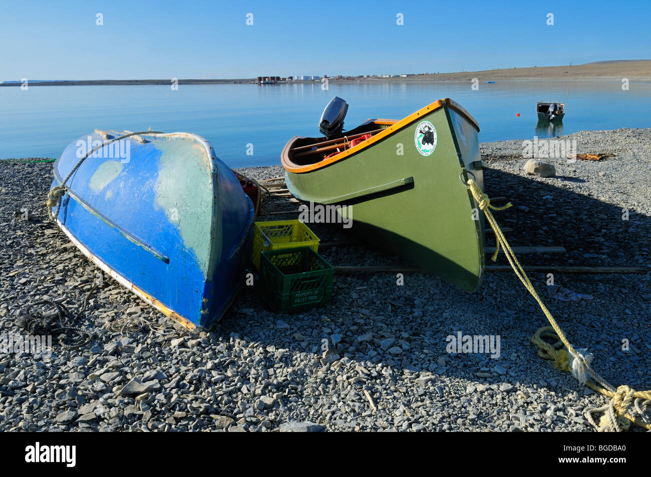 Barca sulla spiaggia dell'insediamento inuit di Resolute Bay, Cornwallis Island, passaggio a Nord Ovest, Nunavut, Canada, Arctic Foto Stock