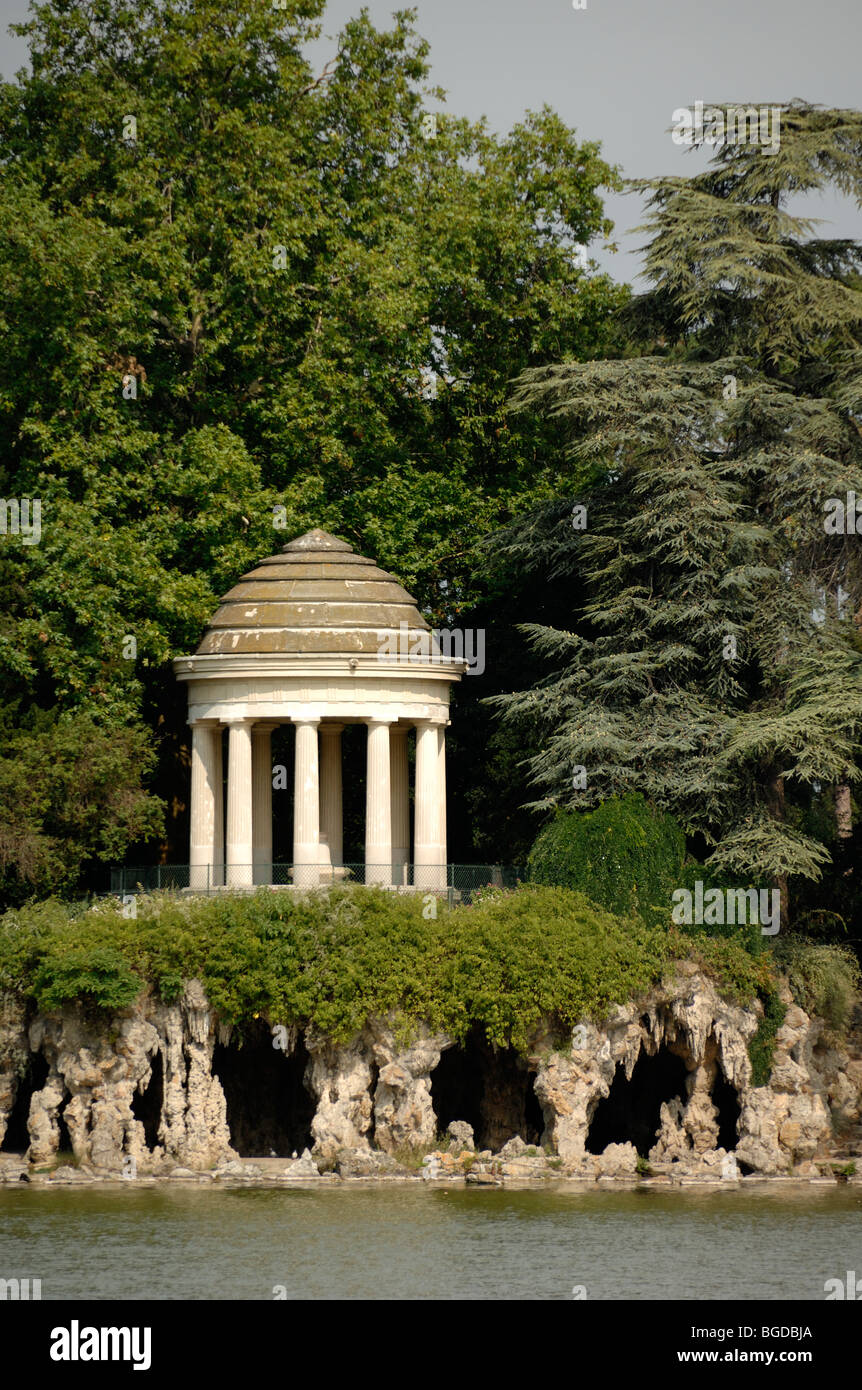 Tempio in stile classico di Folly Amore, Grotta, Isola e Lago Daumesnil, Parco Vincennes o Bosco (Bois de Vincennes), Parigi, Francia Foto Stock