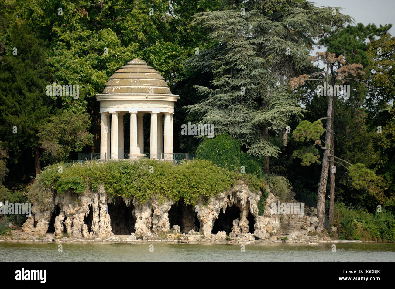 Tempio in stile classico di Folly Amore, Grotta, Isola e Lago Daumesnil, Parco Vincennes o Bosco (Bois de Vincennes), Parigi, Francia Foto Stock