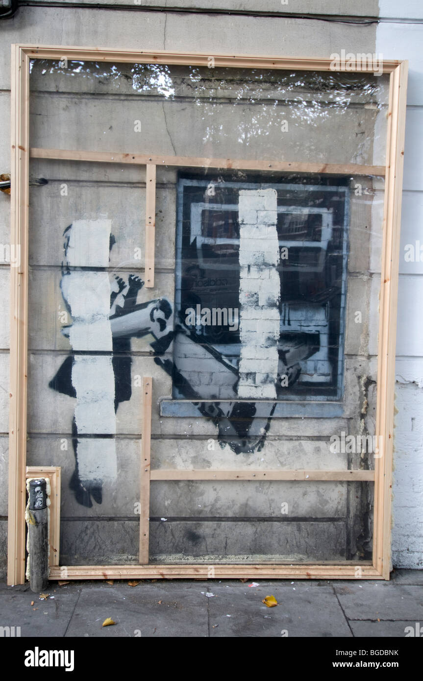 Banksy bancomat graffitti. Mezza dipinta dal consiglio, ormai in procinto di essere protetto protetto. Foto Stock