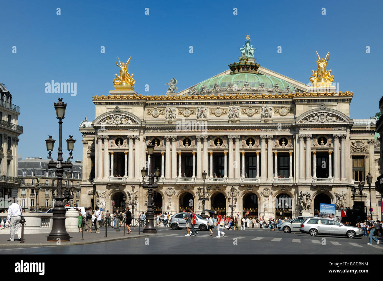 Turisti e traffico al di fuori del Paris Opéra, Palais Garnier, Opéra de Paris o Opéra Garnier, Parigi, Francia Foto Stock