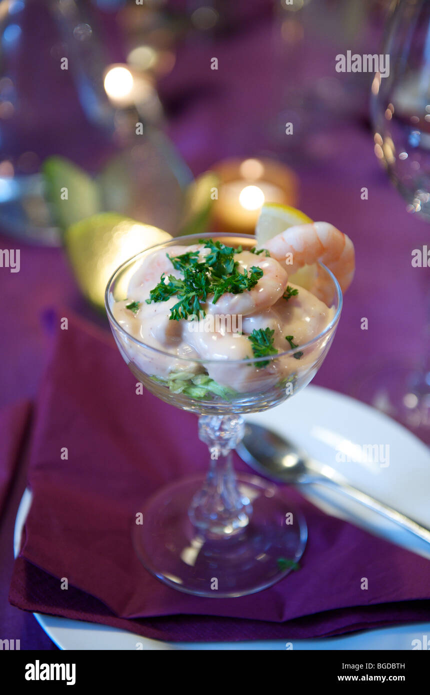 Ottanta pasto classico starter cocktail di gamberi in un bicchiere Foto Stock