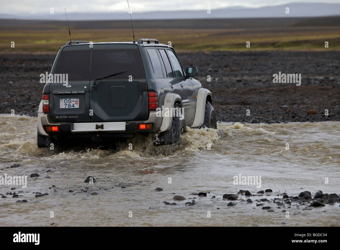 Attraversamento di fiume con il SUV sulle Highlands Sprengisandur route, Nord Islanda, Islanda, Europa Foto Stock
