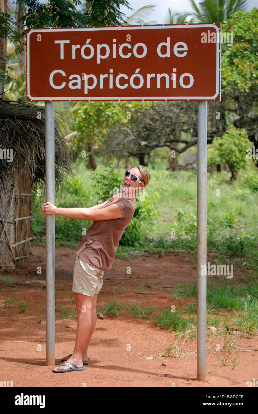 Traveler sotto il Tropico del Capricorno segno in Mozambico Foto Stock