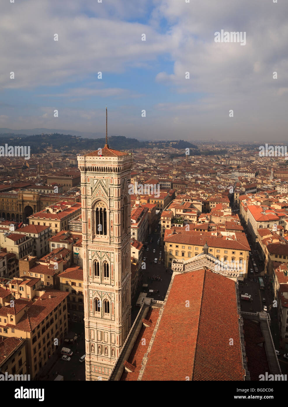 Il Campanile del Duomo di Firenze, Toscana, Italia, in condizioni di luce solare intensa presa dal dome. Foto Stock