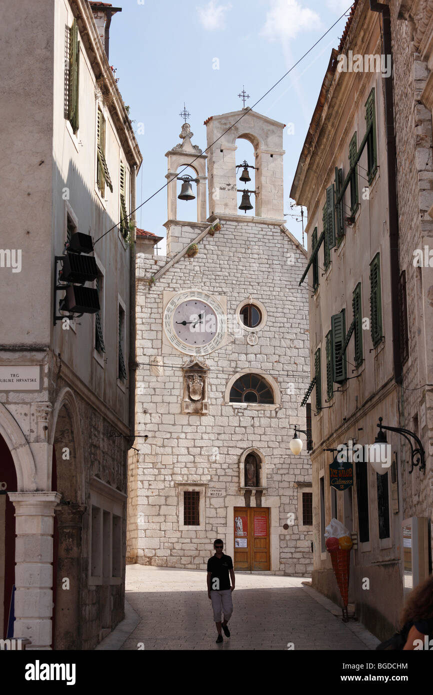 Città vecchia strada con la Chiesa di Santa Barbara di Sibenik, Dalmazia, Mare Adriatico, Croazia, Europa Foto Stock
