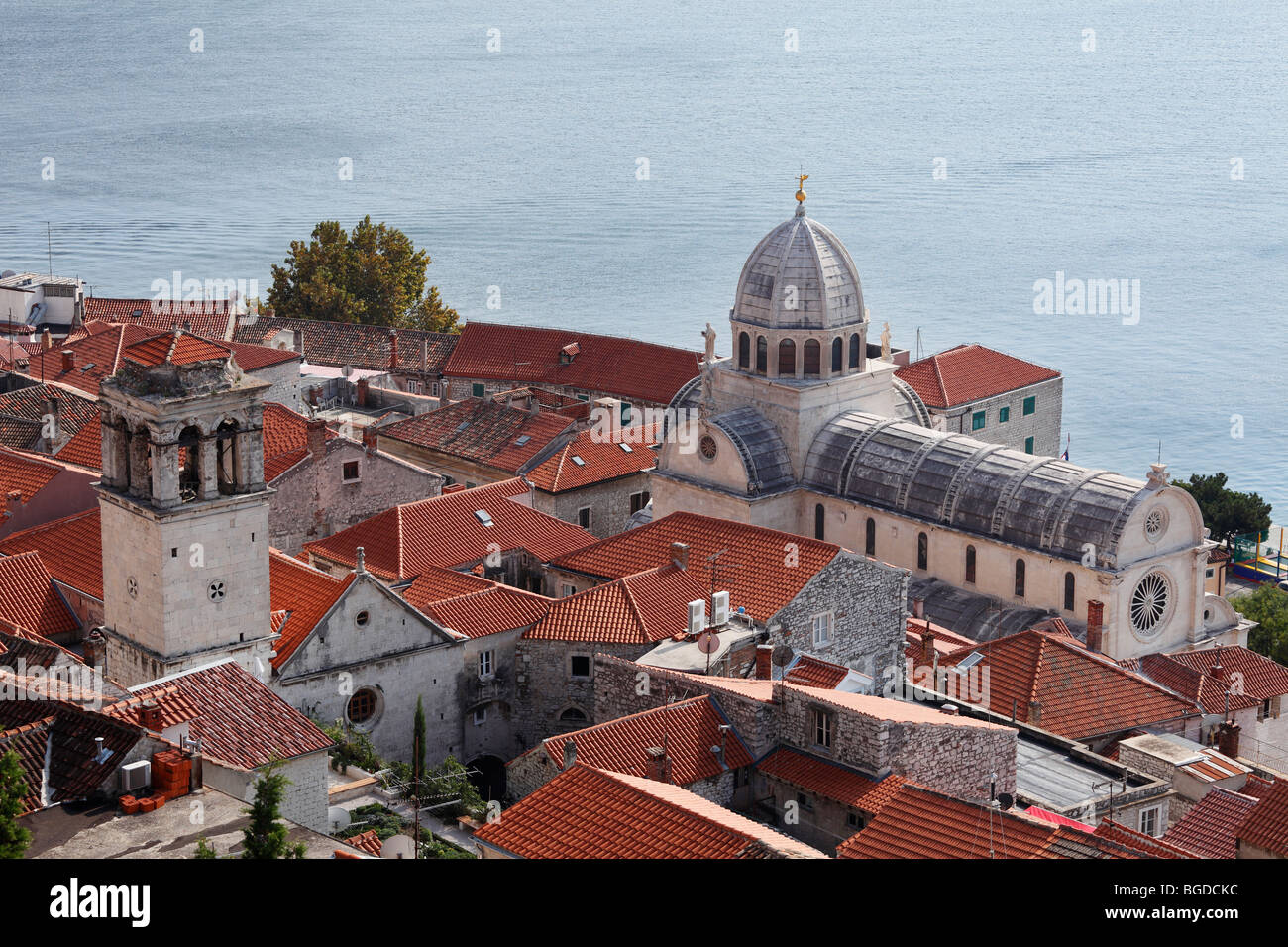 Vista dalla rocca sopra la città vecchia con la cattedrale di Sibenik, Dalmazia, Mare Adriatico, Croazia, Europa Foto Stock