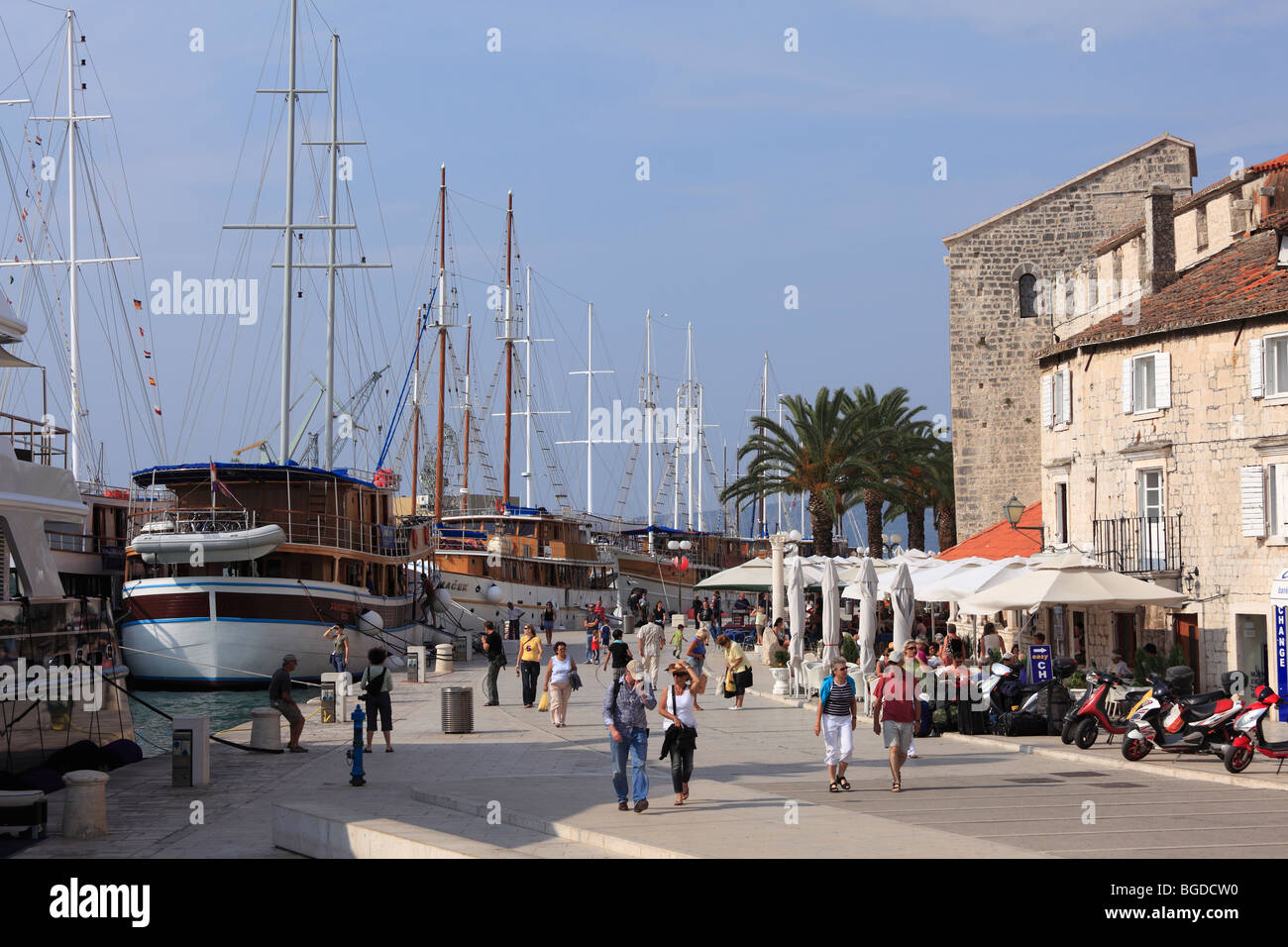 Il lungomare e le navi a vela, Trogir, Mare Adriatico, Dalmazia, Croazia, Europa Foto Stock