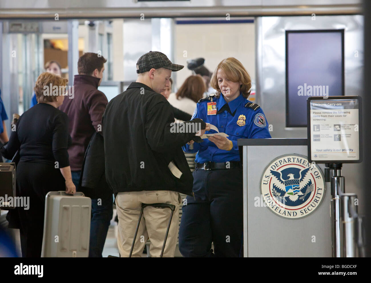 Responsabile sicurezza verifica identificazione del passeggero al Detroit Metro Airport Foto Stock