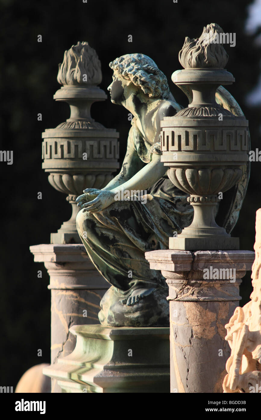 Statua di un Angelo seduto tra due urne cinerarie su una tomba, Cimetière du Vieux Château cimitero, Nizza, Alpes Maritimes, Région Provenc Foto Stock