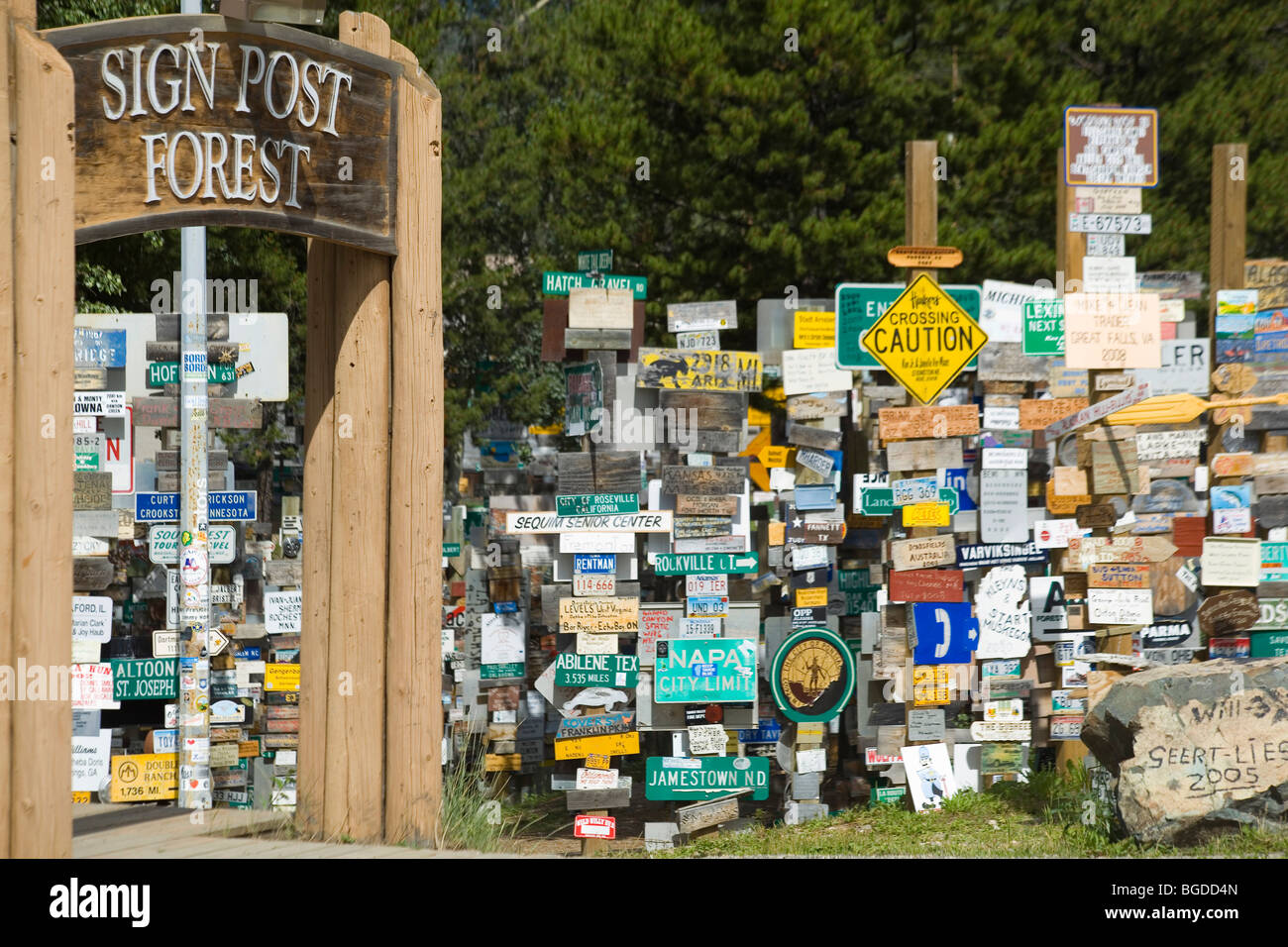 Famosa Alaska Highway Sign Post foresta nel lago Watson, Yukon Territory, Canada Foto Stock