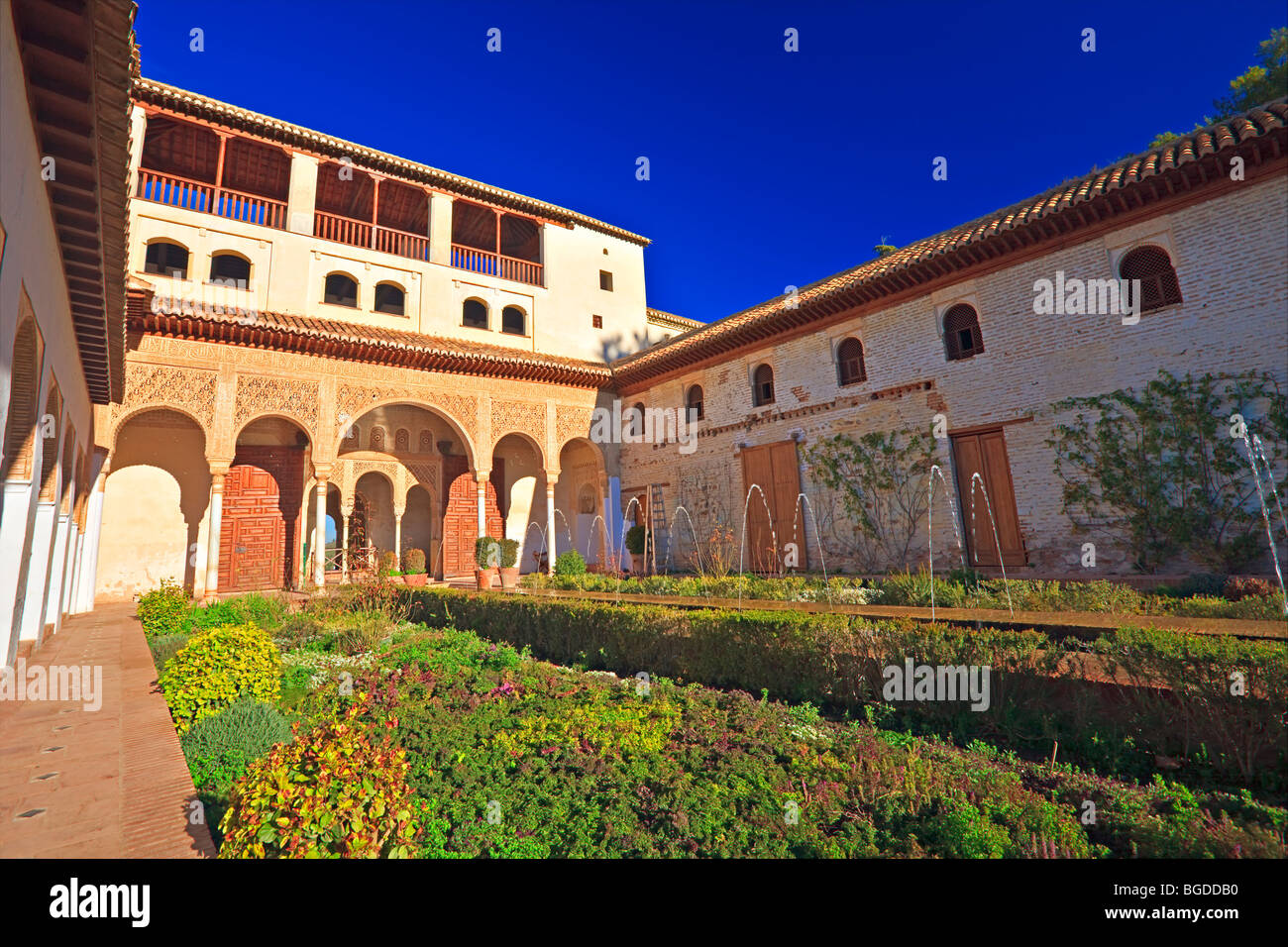 Portico settentrionale e la corte del lungo stagno (Patio de la Acequia) al Generalife, vicino all'Alhambra (Alhambra) - de Foto Stock