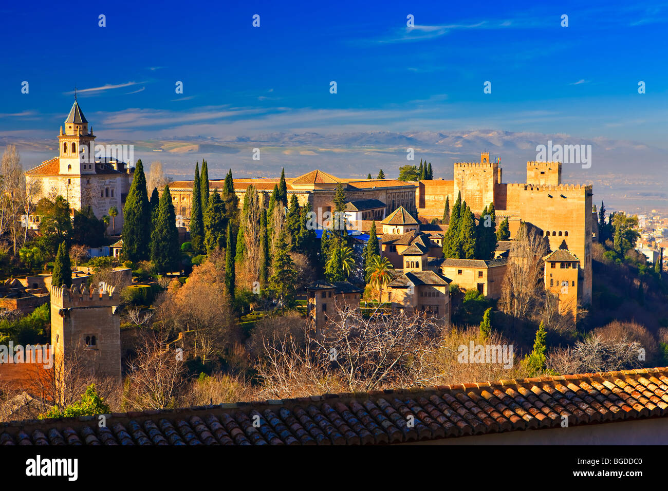 Vista sull'Alhambra (Alhambra) dalla parte superiore dei giardini del Generalife - designato un Sito Patrimonio Mondiale dell'UNESCO Foto Stock