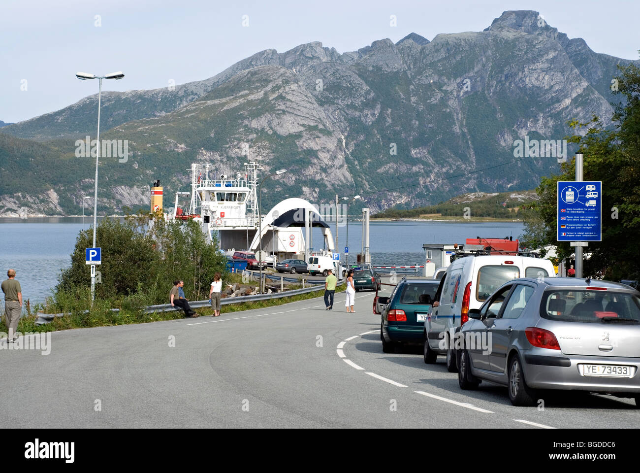 Automobili in attesa per il traghetto. Foto Stock