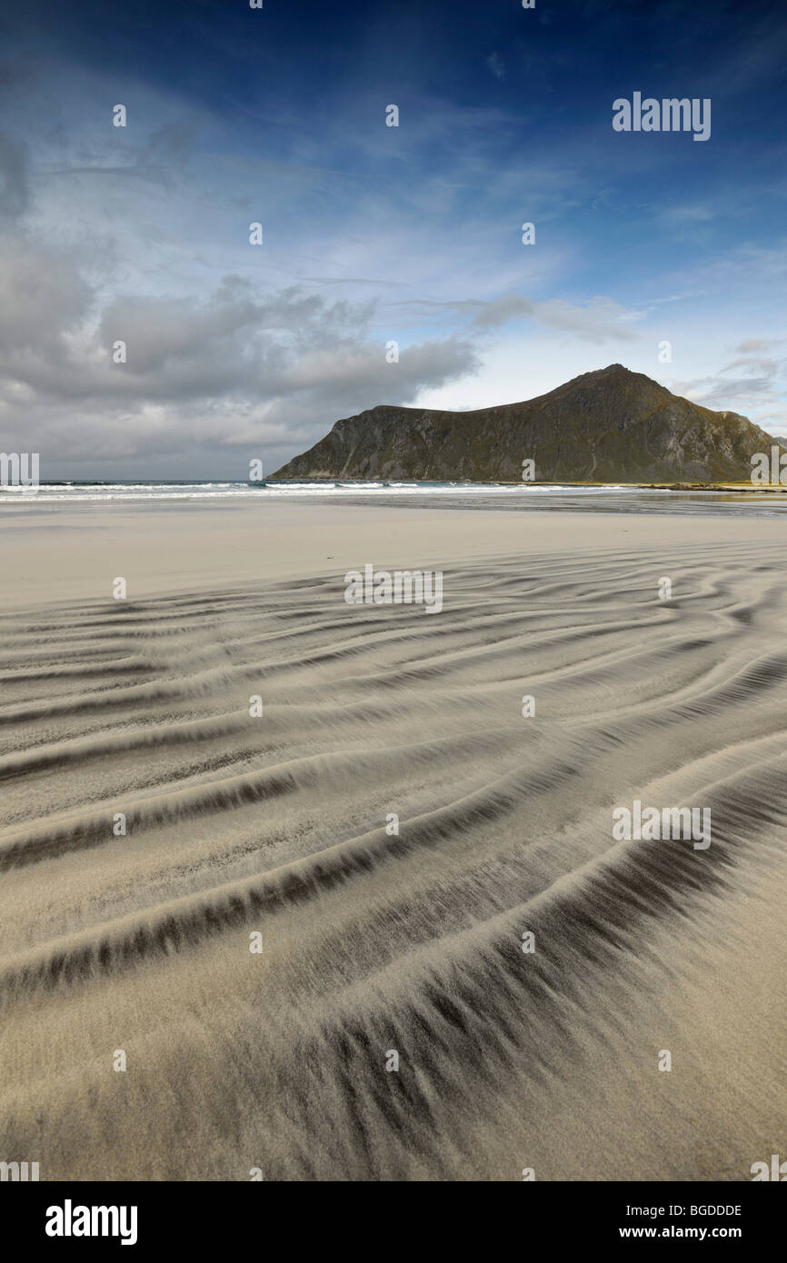 Le vie da onde di sabbia su una spiaggia Foto Stock