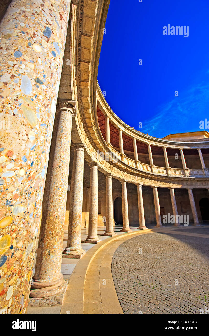 Colonne nella circolare del cortile di Palazzo di Carlo V (Palacio de Carlos V), Alhambra (Alhambra) - designato una ONU Foto Stock