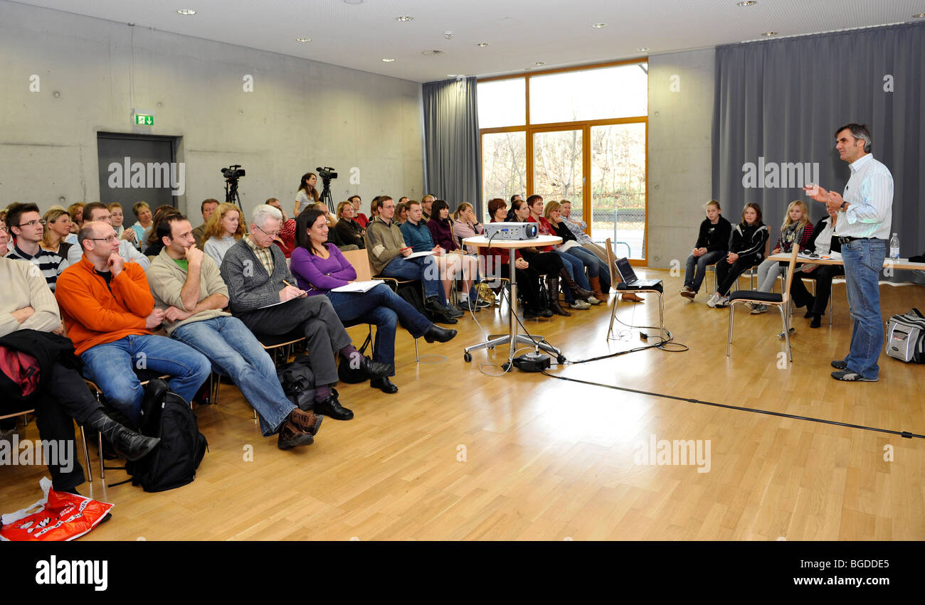 Bruno Hambuechen, lo zio e il coach mentale di Fabian Hambuechen, GER, tenendo un seminario sulla psicologia Foto Stock