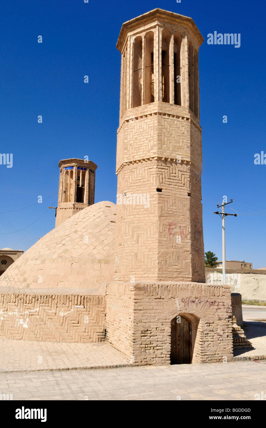Windtower ad un serbatoio d'acqua sotterraneo in Nain Isfahan, Esfahan, Iran, Persia, Asia Foto Stock