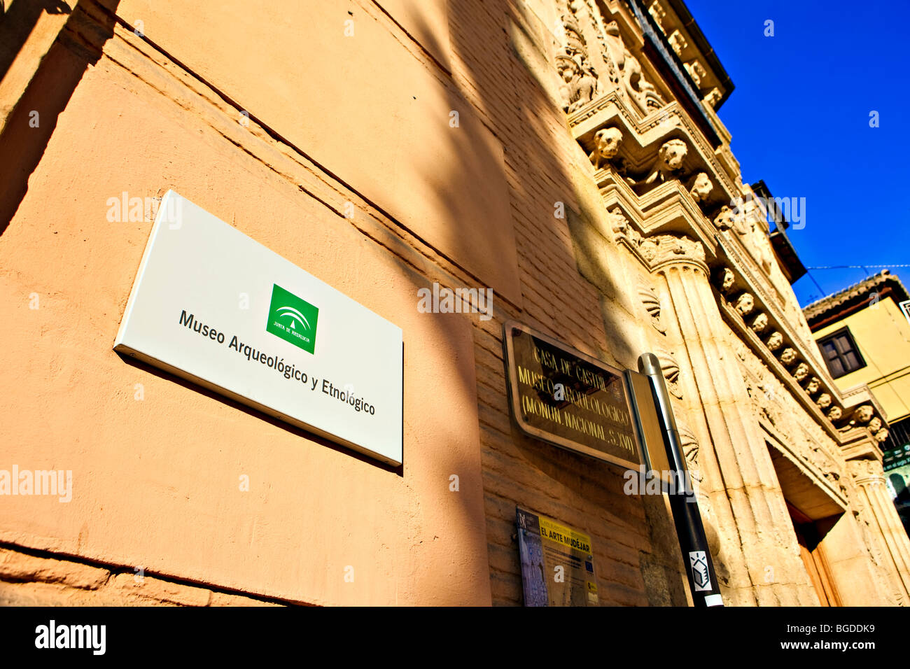 La facciata della Casa de Castril, il Museo Arqueologico e etnografico, un monumento nazionale nel quartiere di Albayzin - un patrimonio mondiale Foto Stock