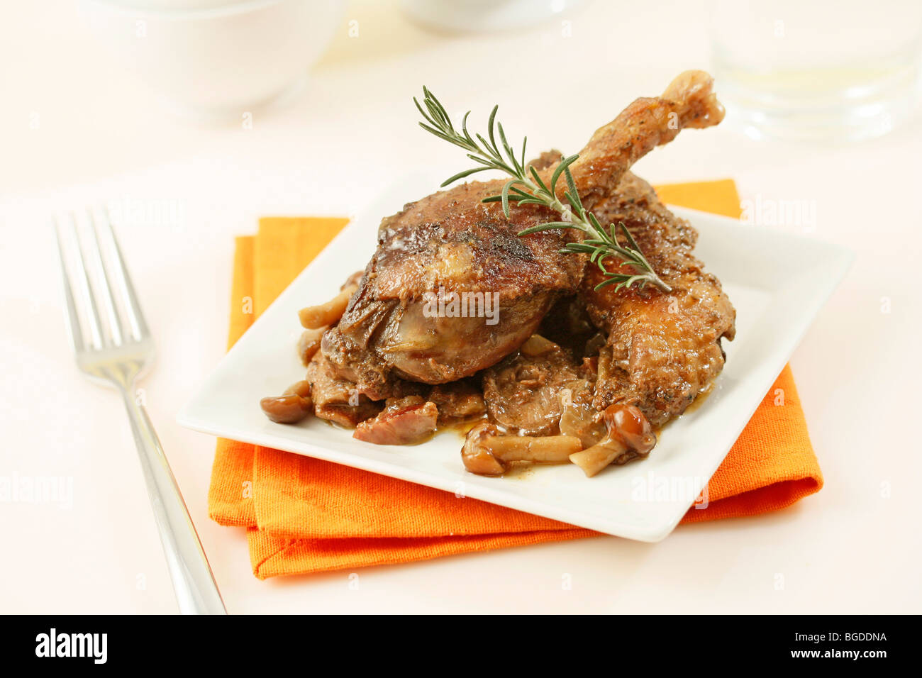 Arrosto di Confit du canard con prosciutto e funghi. Ricetta disponibile. Foto Stock