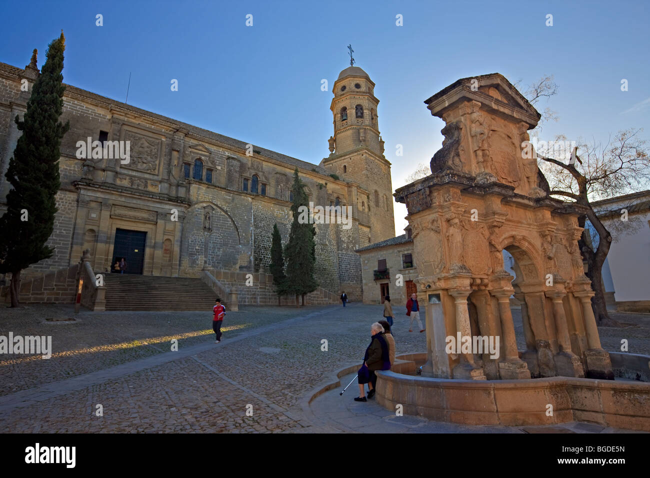 Fuente de Santa Maria (fontana) e la Cattedrale di Baeza in Plaza Santa Maria, città di Baeza - un sito Patrimonio Mondiale dell'UNESCO, Foto Stock