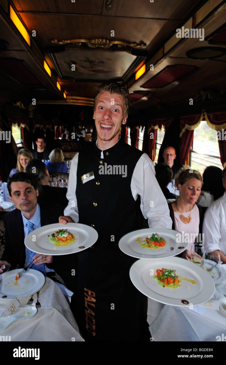 Il personale di servizio nella cena imperiale in treno da Monaco a Füssen, Baviera, Germania, Europa Foto Stock