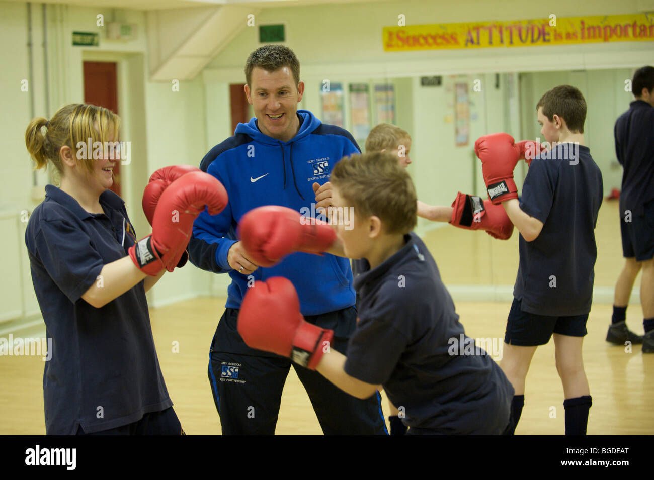 Alunni di Broadoak Sports College una scuola secondaria a BURY, vicino Manchester boxe in palestra come parte della loro lezioni di sport. Foto Stock