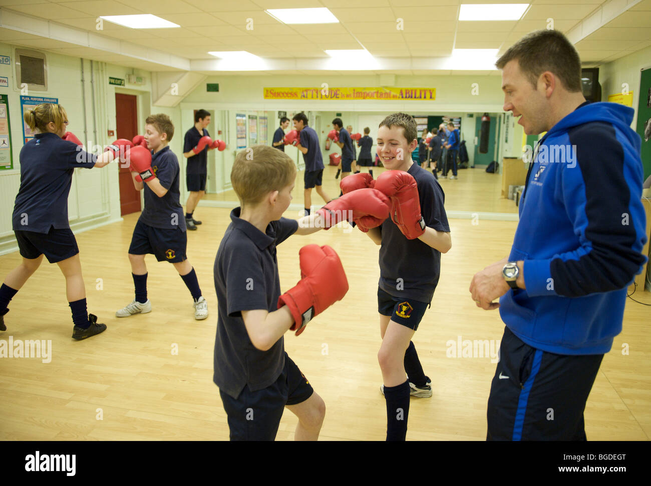 Alunni di Broadoak Sports College una scuola secondaria a BURY, vicino Manchester boxe in palestra come parte della loro lezioni di sport. Foto Stock