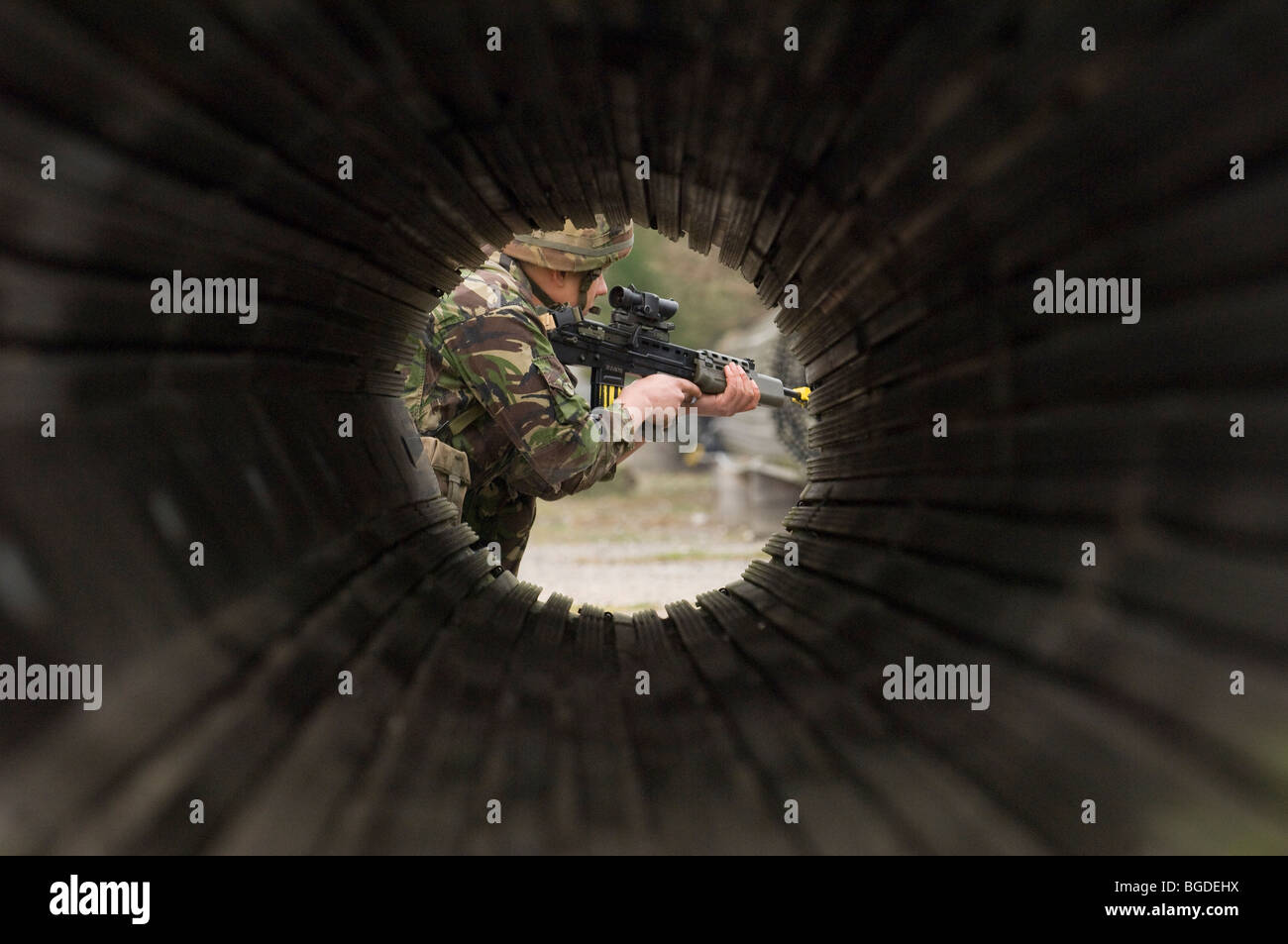 28 Mar 07. Un soldato britannico in combattimento divisa verde si accovaccia e mira fotografata attraverso un tubo . Foto di Matt Kirwan Foto Stock